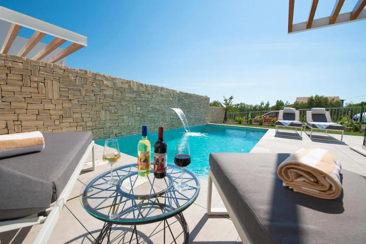 Sunny Bo Villa With A Heated Pool And Rooftop Jacuzzi Kastela
