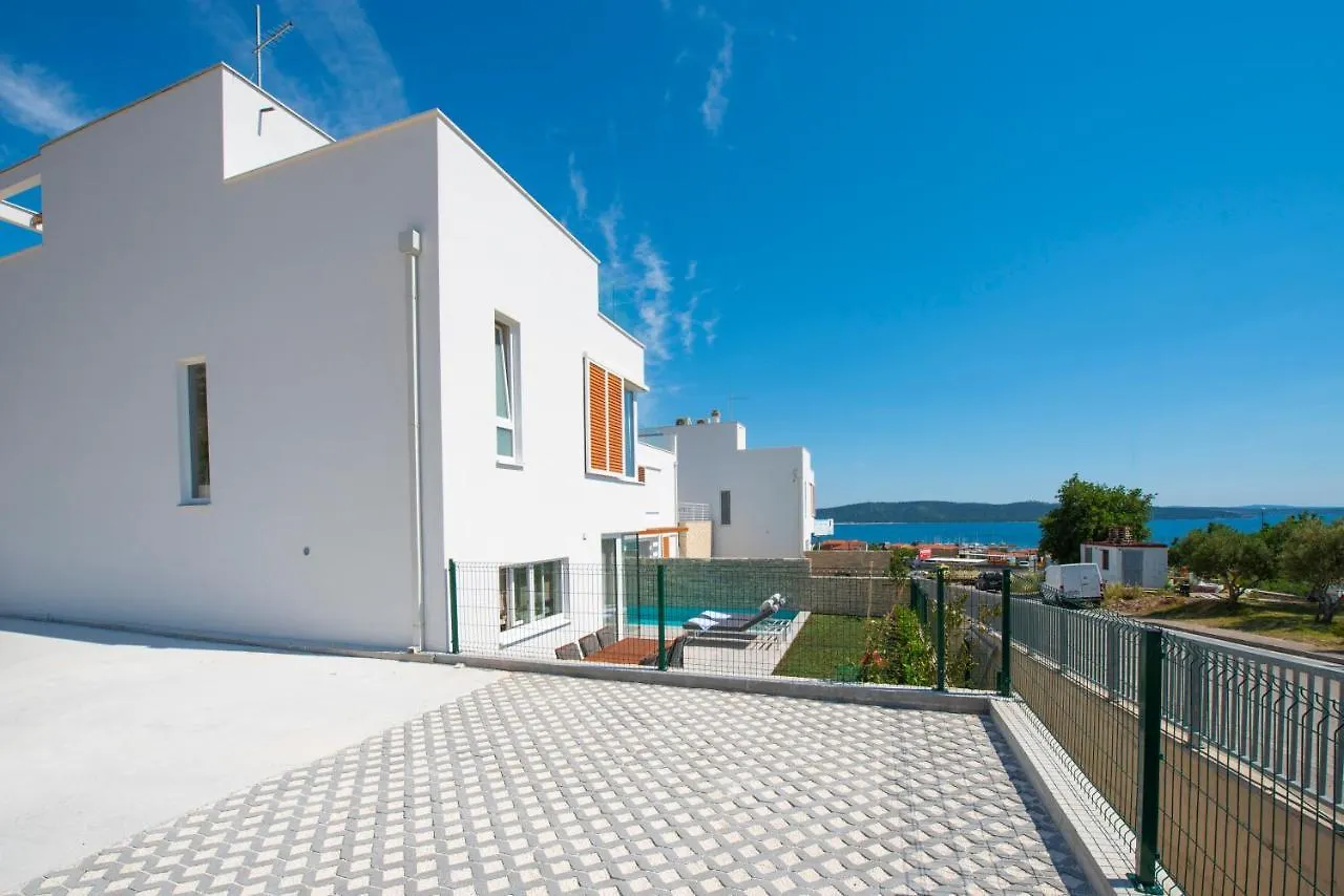 Sunny Bo Villa With A Heated Pool And Rooftop Jacuzzi Kastela