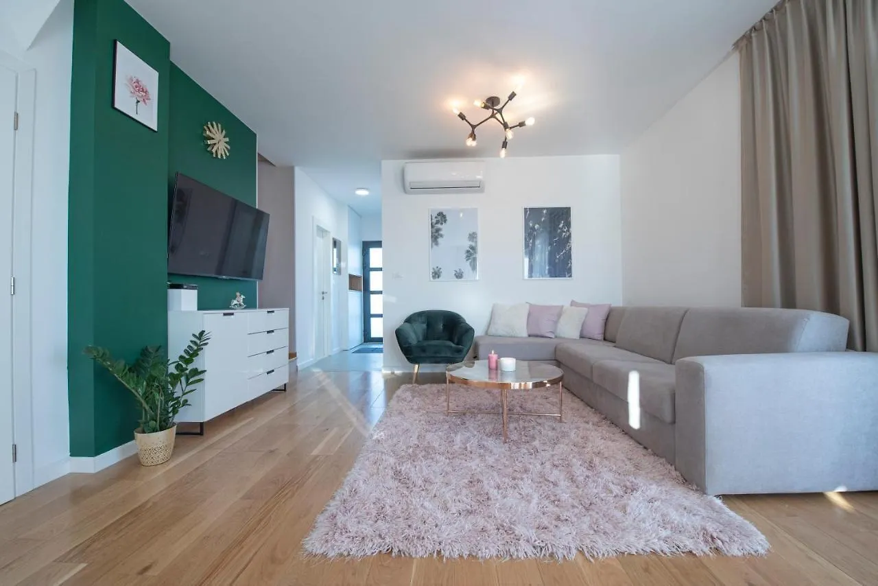 Sunny Bo Villa With A Heated Pool And Rooftop Jacuzzi Kastela
