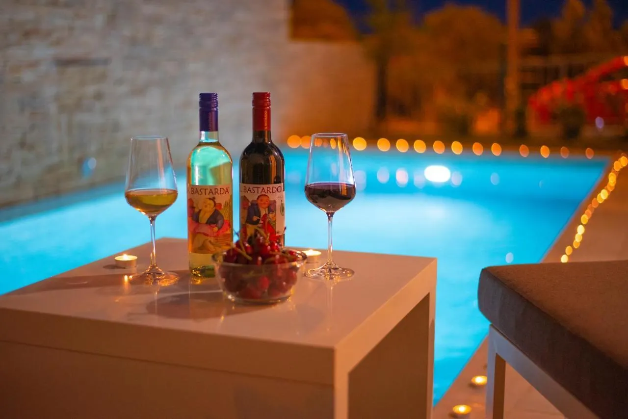 Sunny Bo Villa With A Heated Pool And Rooftop Jacuzzi Kastela