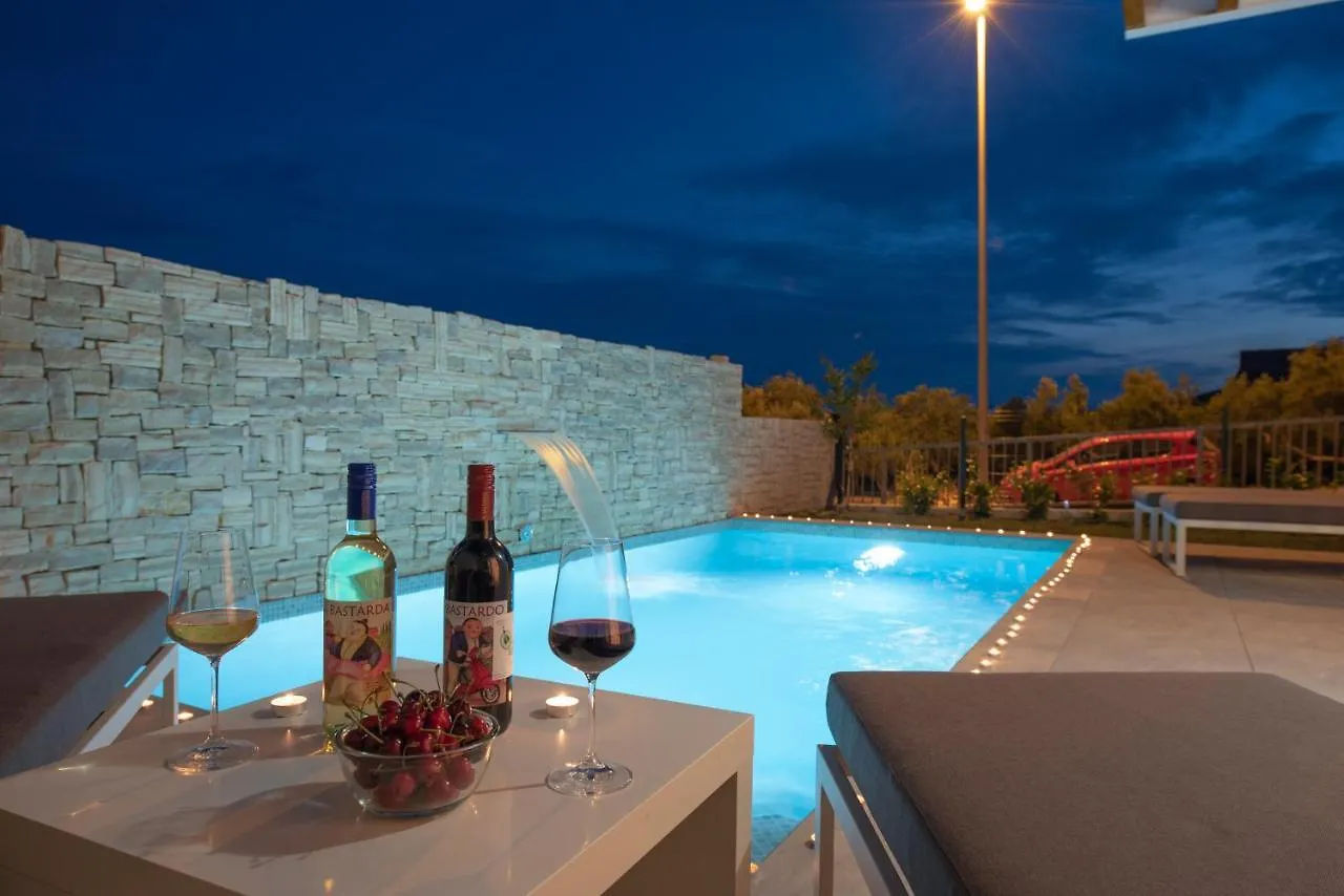 Sunny Bo Villa With A Heated Pool And Rooftop Jacuzzi Kastela