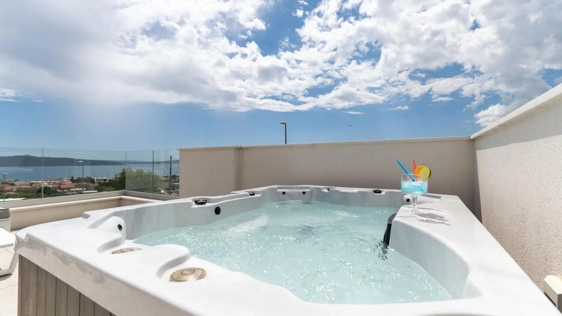 Sunny Bo Villa With A Heated Pool And Rooftop Jacuzzi Kastela