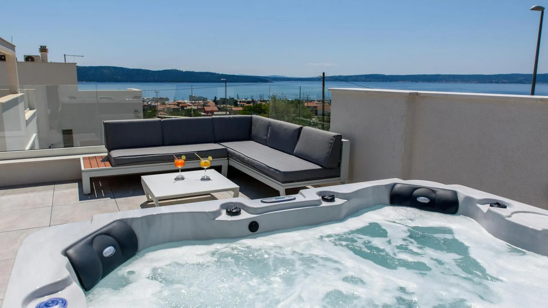 Sunny Bo Villa With A Heated Pool And Rooftop Jacuzzi Kastela