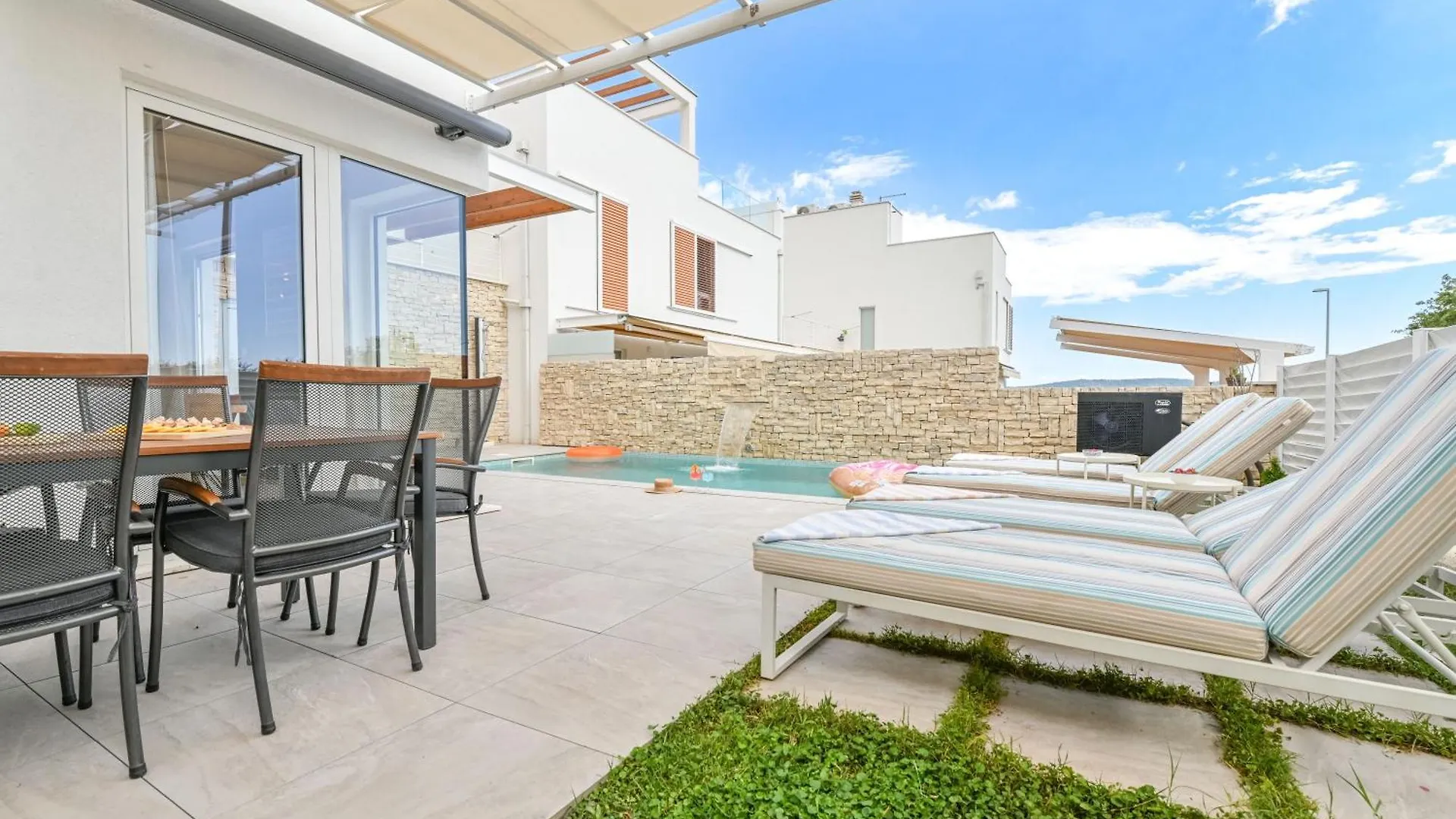 Sunny Bo Villa With A Heated Pool And Rooftop Jacuzzi Kastela